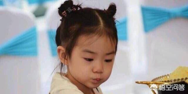 lucky探班戚薇:网友评论：戚薇女儿lucky越来越像她了？你认为呢？