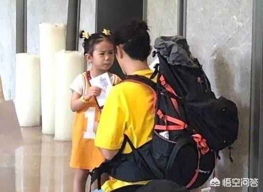 lucky探班戚薇:网友评论：戚薇女儿lucky越来越像她了？你认为呢？