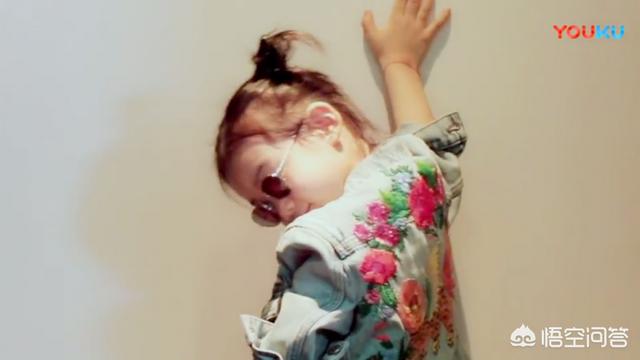 戚薇女儿:网友评论：戚薇女儿lucky越来越像她了你认为呢