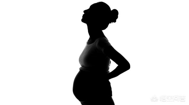 小宝宝在妈妈肚里倒着不难受吗，胎儿在妈妈肚子里的时候，妈妈睡觉会跟着妈妈翻吗？