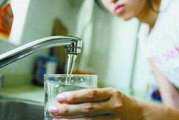 矿泉水夫妇:该不该买矿泉水代替自来水来饮用？