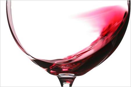 红酒杯倒多少合适，西式宴会怎样给客人倒葡萄酒？