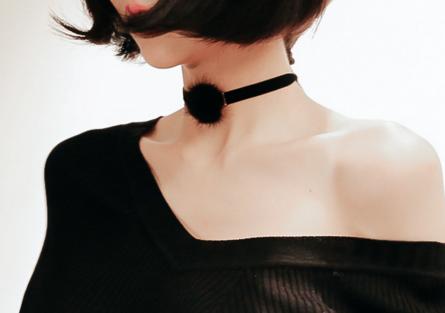 锁骨牵引带:你觉得女生带黑项圈（choker）好看吗？