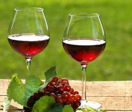 在家如何自制葡萄酒，自家有几颗山葡萄树，葡萄结的挺好，想做葡萄酒，应该怎么做