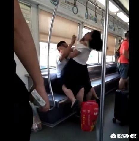 女子放藏獒咬村民后续:之前的“地铁白衣女子咬人舔血”事件有结果了吗？对此你怎么看？