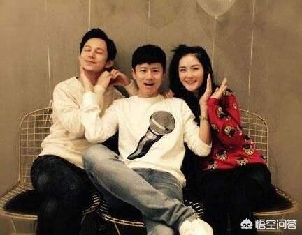何老师:谢娜吃东西弄脏衣服，何老师下意识的举动却遭到吐槽，你怎么看？