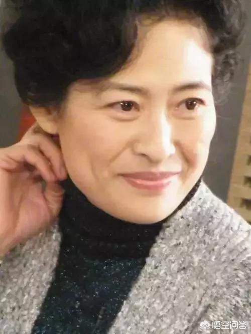李琳前夫:本山传媒的王小利,不听师傅劝阻继续直播.大家怎么看？
