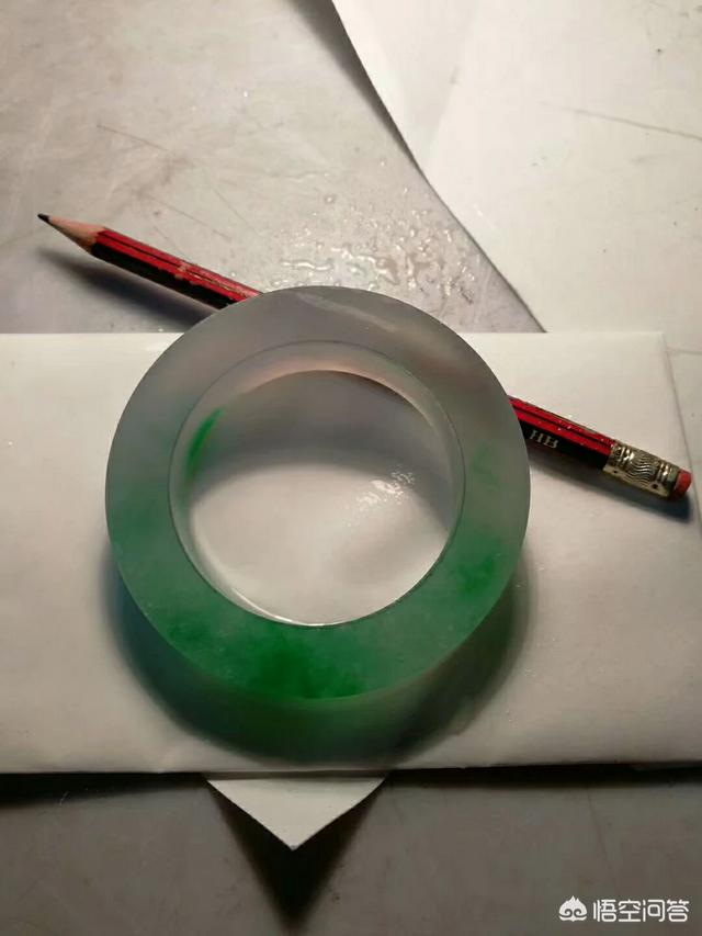 翡翠白月光手镯会变种吗,糯种翡翠手镯戴久会变透吗？