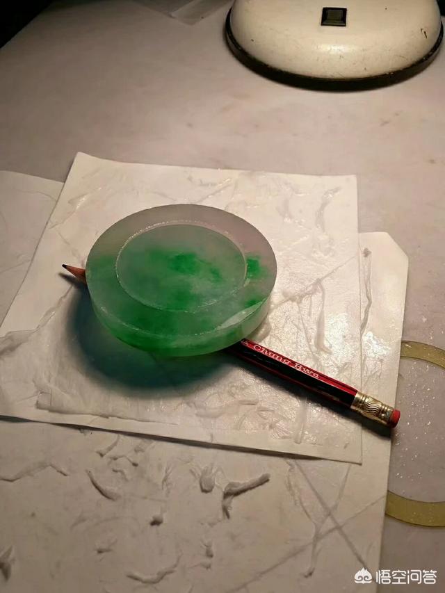 翡翠白月光手镯会变种吗,糯种翡翠手镯戴久会变透吗？