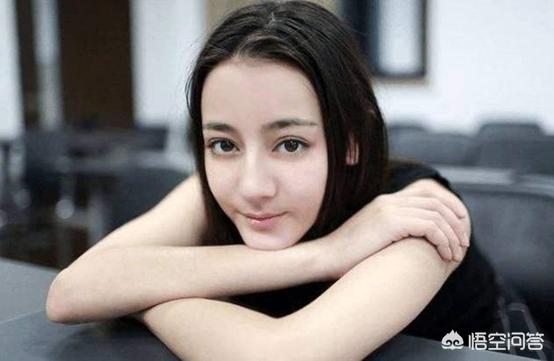 蔡明热巴晒合影:迪丽热巴为什么叫“胖迪”？这跟她的长相有关吗？