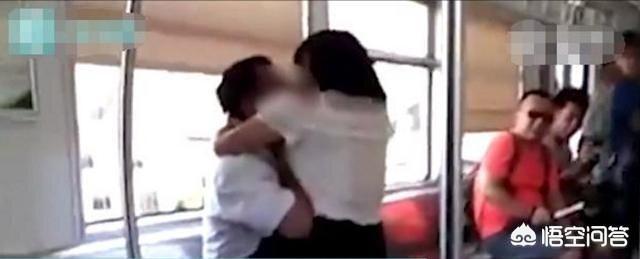 女子放藏獒咬村民后续:之前的“地铁白衣女子咬人舔血”事件有结果了吗？对此你怎么看？