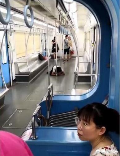 女子放藏獒咬村民后续:之前的“地铁白衣女子咬人舔血”事件有结果了吗？对此你怎么看？