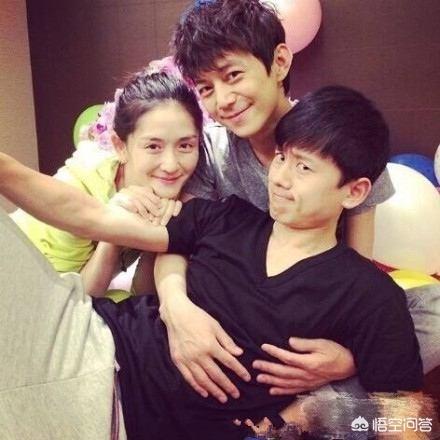 何老师:谢娜吃东西弄脏衣服，何老师下意识的举动却遭到吐槽，你怎么看？