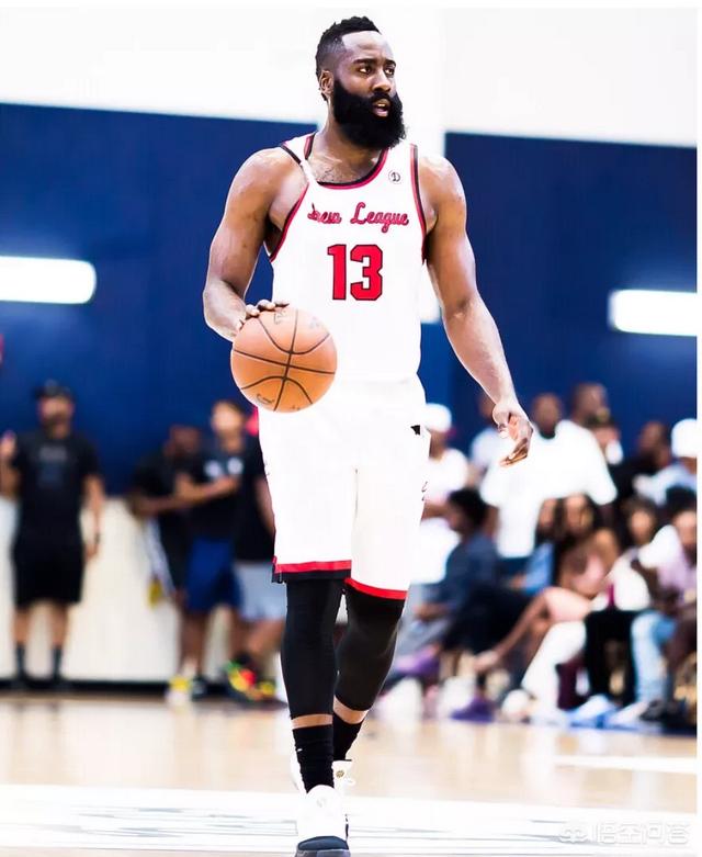 头条问答 - 哈登在打德鲁联赛期间,在球衣右肩膀打个结或贴上黑色胶带