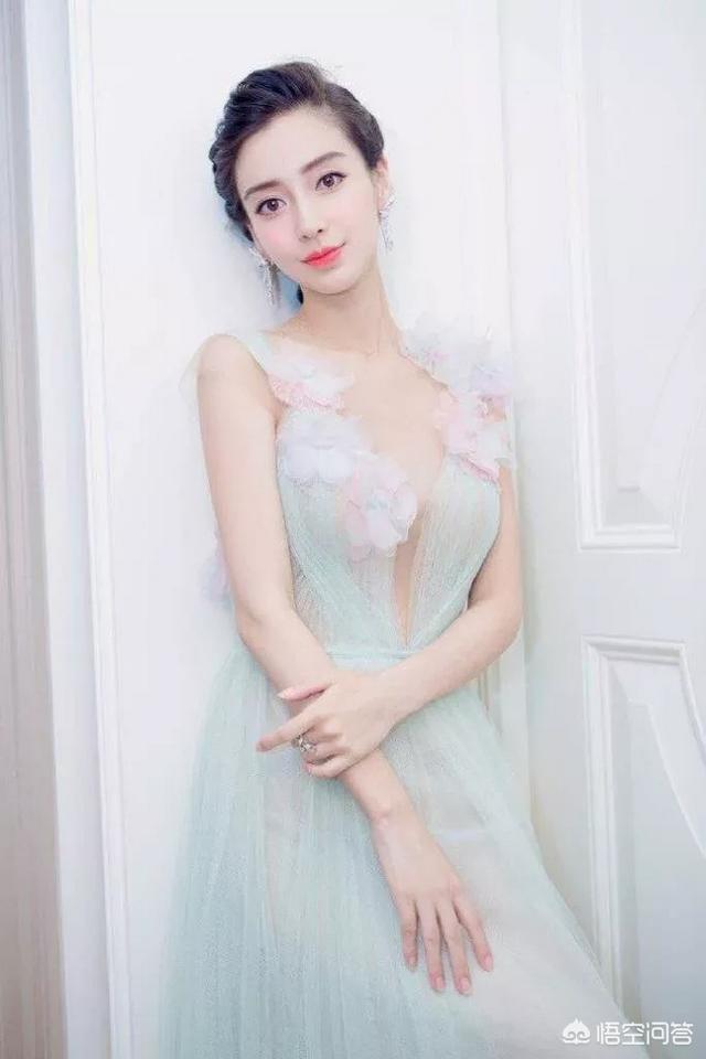 迪丽热巴撕衣服:baby和迪丽热巴，谁的衣着品味好？