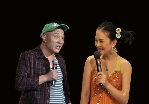 其实,四哥成名后,老婆陈静就成为了全职太太,男人在外面"打拼",女人