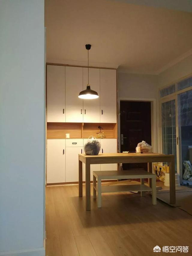 鞋柜放在入户门哪侧好,开门就是客餐厅，鞋柜如何摆？