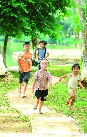 送去农村变形的少年如今都咋样了，暑假将孩子送到农村好还是培训班好