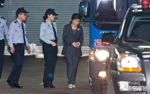 朴槿惠出院重回拘留所:出院3天又受审，李明博为什么不学朴槿惠拒绝出庭？你怎么看？