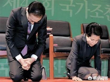 朴槿惠出院重回拘留所:出院3天又受审，李明博为什么不学朴槿惠拒绝出庭？你怎么看？