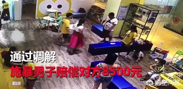 男子当女儿面摔狗事件:如何看待上海一男子因一男孩碰到女儿积木，对男孩飞踹事件？