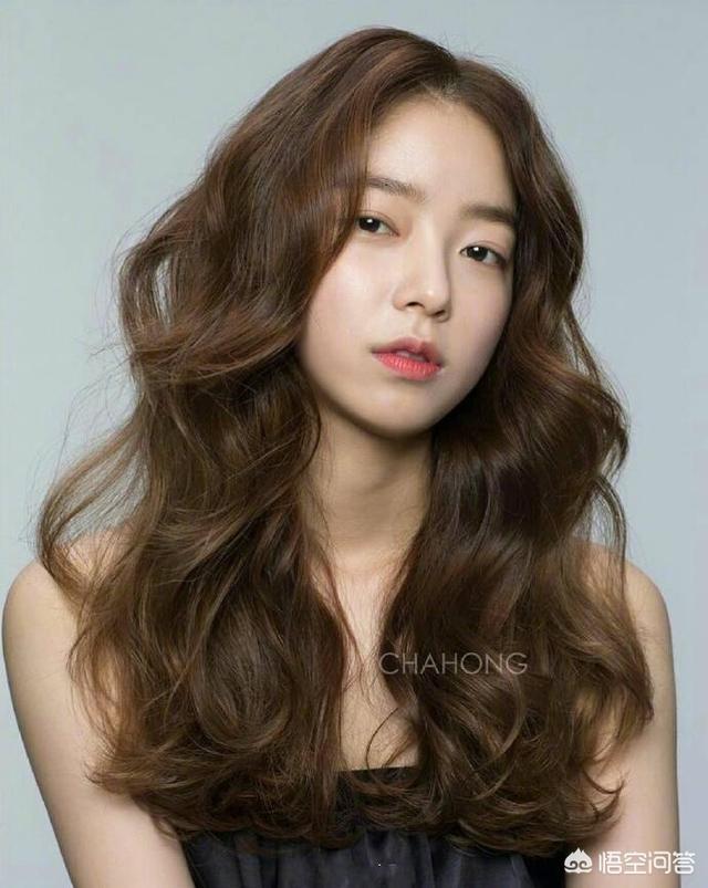 头条问答 40岁女性染什么颜色的头发最适合 为什么 成铭聊时尚的回答 0赞