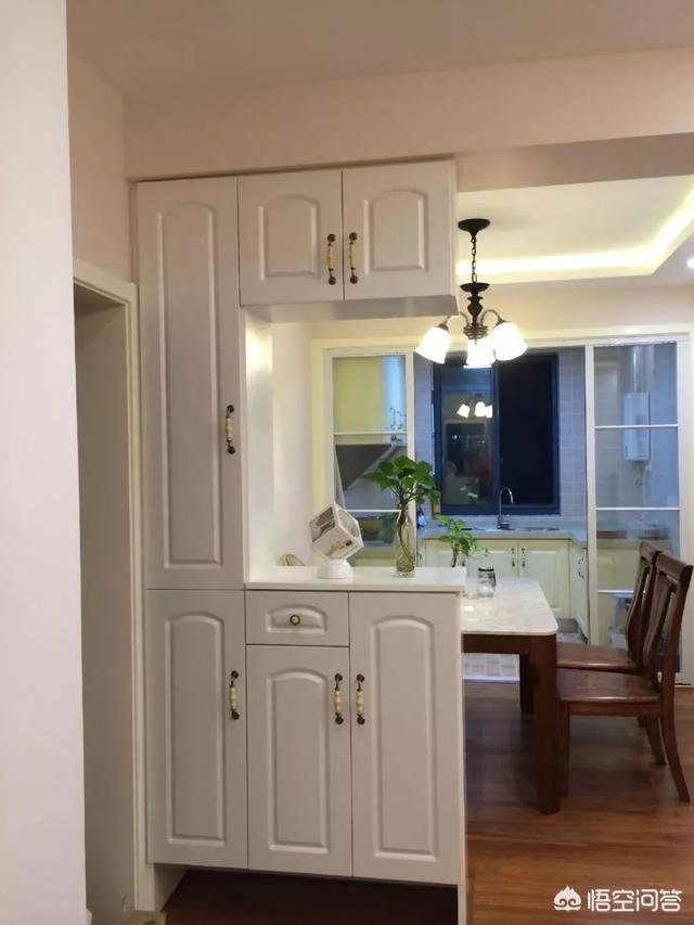 鞋柜放在入户门哪侧好,开门就是客餐厅，鞋柜如何摆？