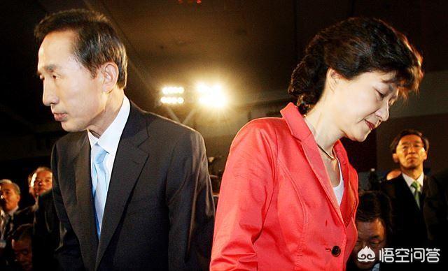 朴槿惠出院重回拘留所:出院3天又受审，李明博为什么不学朴槿惠拒绝出庭？你怎么看？