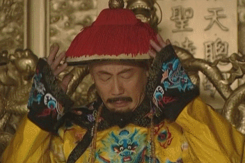 《雍正王朝》中康熙决定圈禁老十三胤祥的时候,为什么把帽子摘了又戴上,为了说明什么？