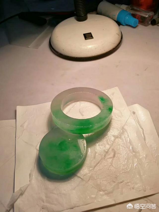 翡翠白月光手镯会变种吗,糯种翡翠手镯戴久会变透吗？