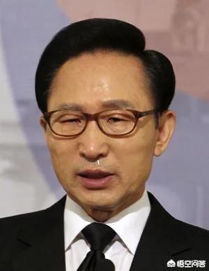 朴槿惠出院重回拘留所:出院3天又受审，李明博为什么不学朴槿惠拒绝出庭？你怎么看？