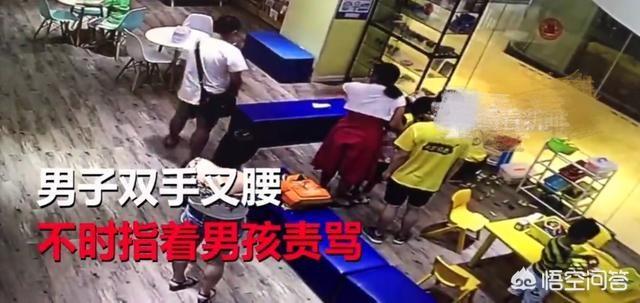 男子当女儿面摔狗事件:如何看待上海一男子因一男孩碰到女儿积木，对男孩飞踹事件？