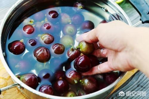 红酒用什么能洗掉，怎样才能把葡萄洗得更加干净彻底