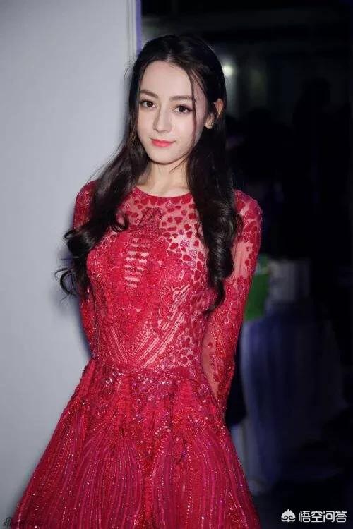 迪丽热巴撕衣服:baby和迪丽热巴，谁的衣着品味好？