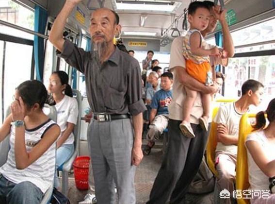 在早晚高峰时上班族挤地铁总会遇到背个小包拿个小扇的老年人,要不要让座？