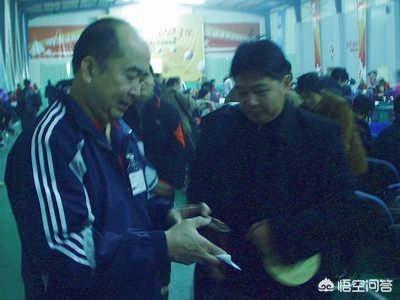 梁廷锵:英拉52岁生日又现身啦？还是那么气质漂亮？