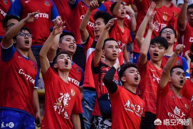 中超球迷斗殴视频:中超暴力冲突打架群殴合集 香港杰志球迷用天津泰达围巾挑衅权健球迷，你是怎么看的？