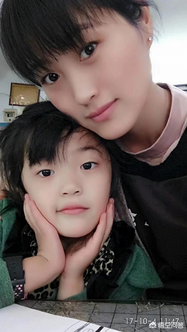 北京8岁双胞胎姐妹青岛海滩溺亡,事发时母亲在发朋友圈,大家怎么看待带小孩时玩手机的现象？