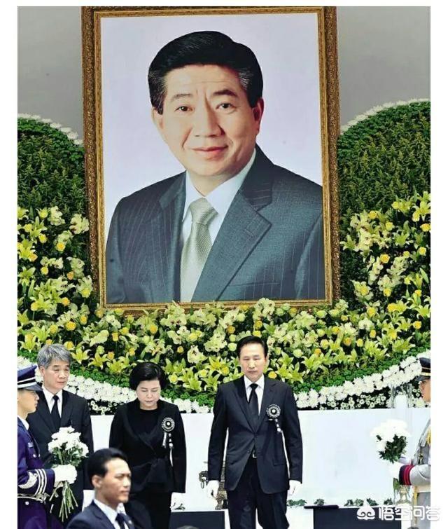 朴槿惠出院重回拘留所:出院3天又受审，李明博为什么不学朴槿惠拒绝出庭？你怎么看？