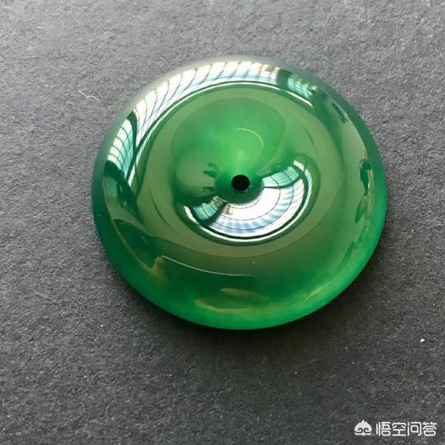 一万块买翡翠好还是金子好,一万元，你愿意买手表还是手镯，二选一？