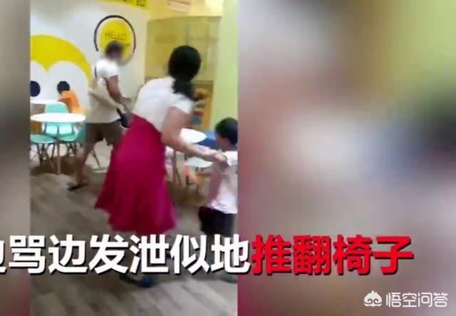 男子当女儿面摔狗事件:如何看待上海一男子因一男孩碰到女儿积木，对男孩飞踹事件？