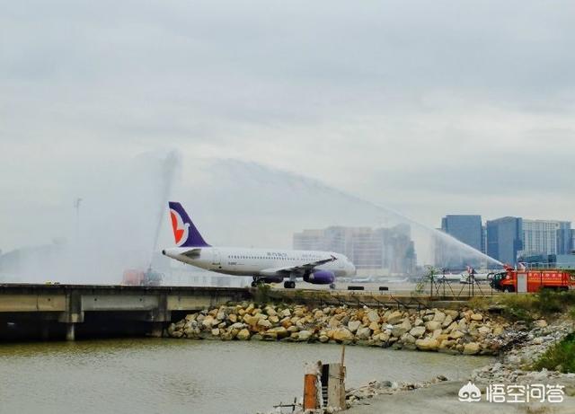 飞机为什么要过水门:有些飞机降落时为什么会喷水