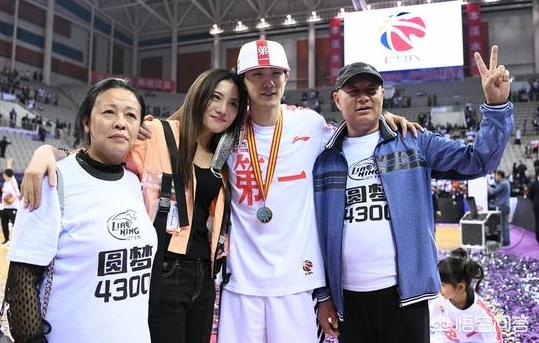 赵继伟宣布求婚成功:赵继伟发誓击败伤病，女朋友微博深夜表白支持，你怎么评价？