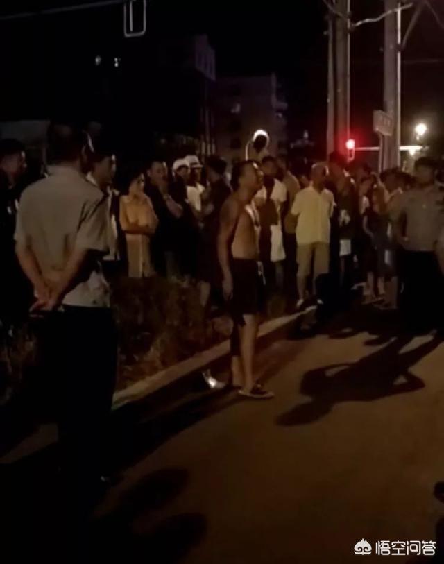 杀人犯跳广场舞被警察缉拿，如何看待安徽大妈为跳广场舞点燃小区遮雨篷，面对民警还不承认
