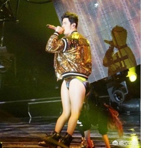 整蛊男朋友灵异事件:有哪些明星因错位而闹出笑话的照片？
