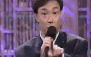 费玉清嘿嘿嘿:费玉清唱歌为什么抬着头眼看着上方？