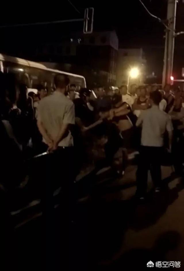 杀人犯跳广场舞被警察缉拿，如何看待安徽大妈为跳广场舞点燃小区遮雨篷，面对民警还不承认