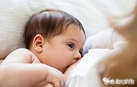 宝宝不吃奶老是打饱嗝:宝宝不肯吃奶，还老是吐奶怎么办？