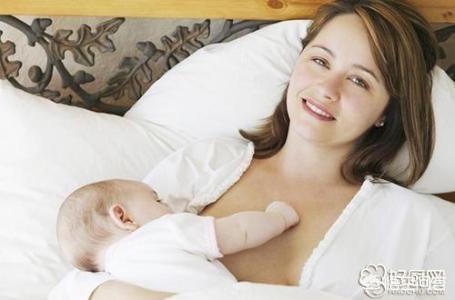 产后哺乳乳腺炎的症状:产后乳腺炎的症状及治疗方法 产后12天乳腺发炎，无发热情况，挂水头孢可以母乳喂养吗？