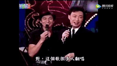 费玉清嘿嘿嘿:费玉清唱歌为什么抬着头眼看着上方？